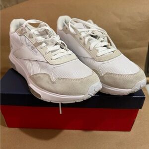 Men's Reebok White Sneakers
Size 9-1/2
Original Box